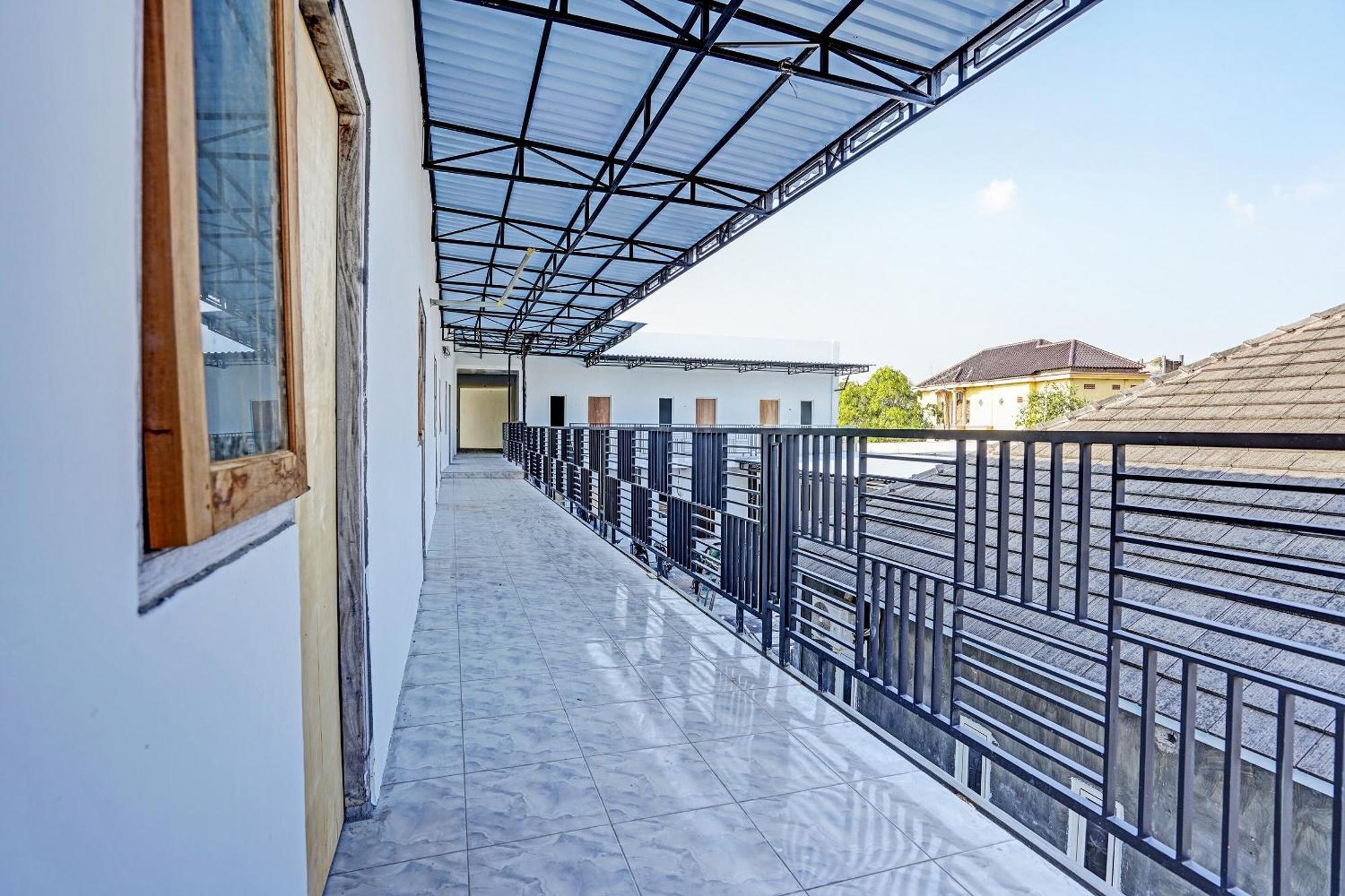 Oyo Life 91594 Bungah Residence Syariah Gresik 外观 照片